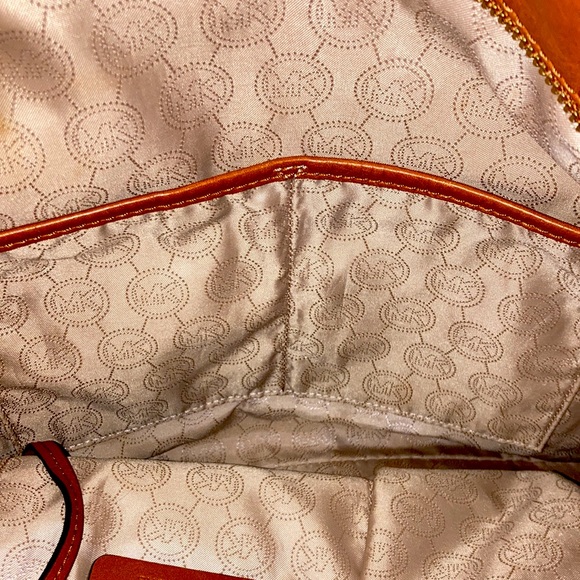 Michael Kors authentic bag adorned with classic logo Gold studs and purse charm - Picture 13 of 13